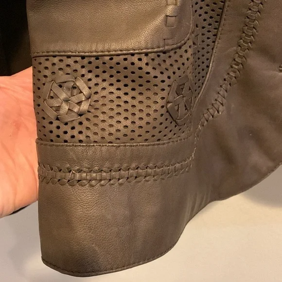 CHICO’s Womens Brown Leather Crop Length Jacket. Buttery Soft. Nice detail.​​​​​ - Picture 8 of 14